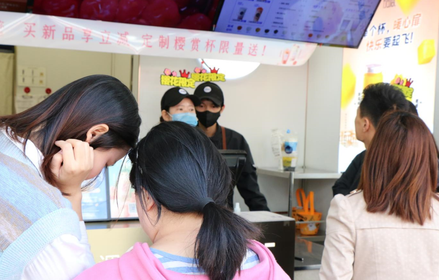 万利国际官网奶茶：一家奶茶店的发展需要重点关注哪两个问题
